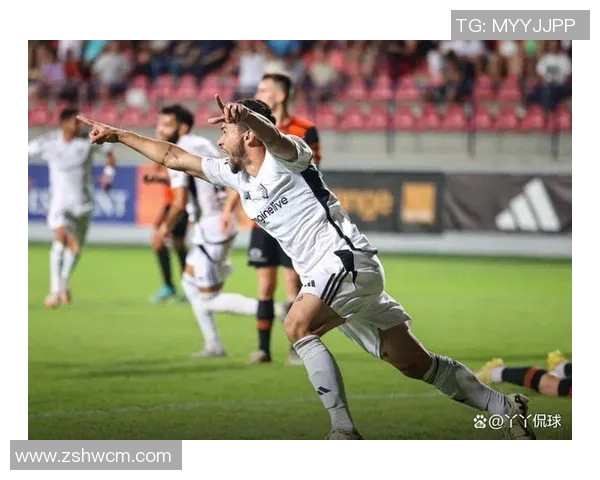 足球明星激烈冲突瞬间回顾球场之外的争斗与情感交锋 足球明星激烈冲突瞬间回顾球场之外的争斗与情感交锋