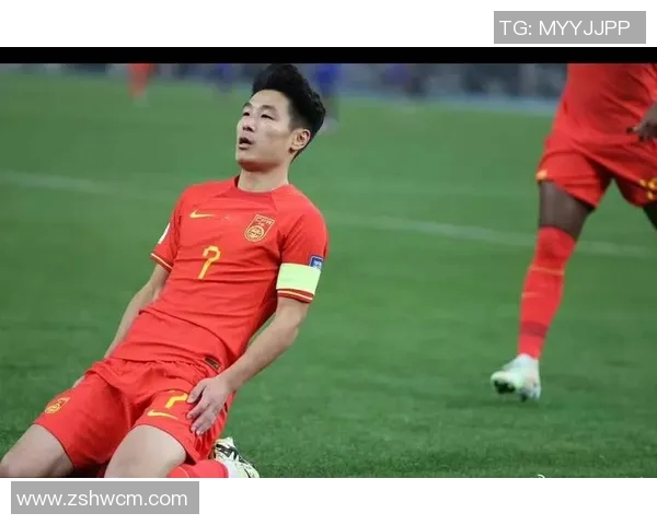 足球明星进球后热情拥抱粉丝展现温暖瞬间引发全场欢呼